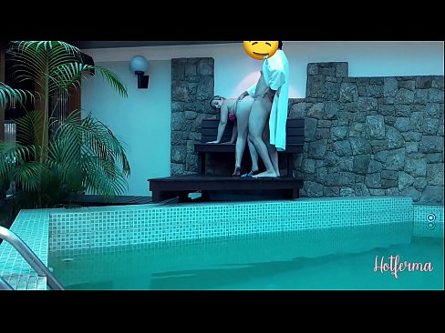 ❤️ Boss invita a cameriera à a piscina, ma ùn pudia resiste à un caldu ❤️ Video porno à noi